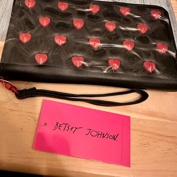Betsey Johnson Adorable Heart Wallet Wristlet NWT - Picture 2 of 6